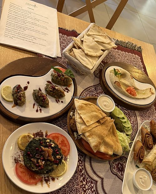 Bis auf den Teller rechts unten im Bild alles vegan. ❤️  at ARAMIA Podzamcze in Szczecin