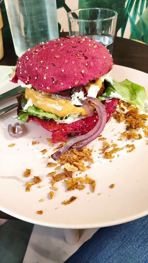 Burger at Gurou Street Food in La Rochelle