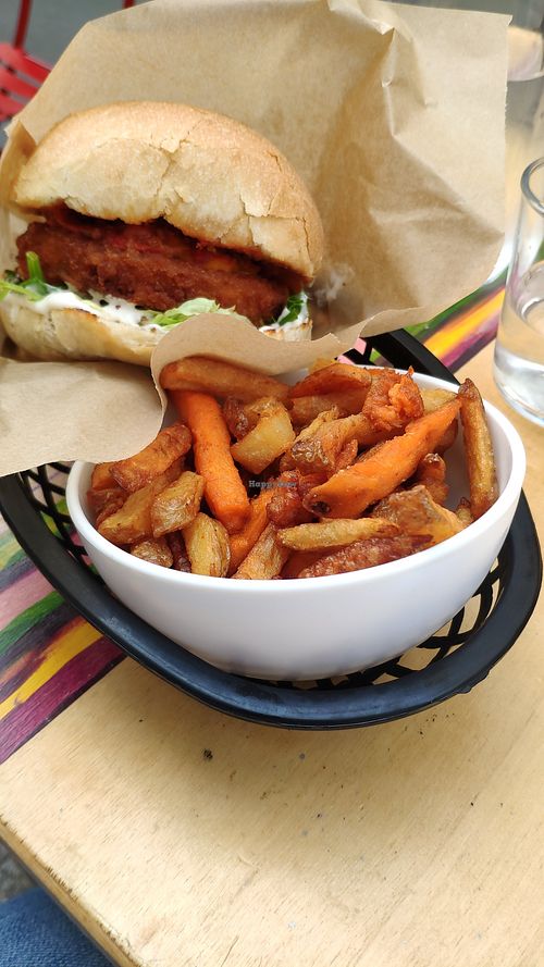 Chik'n burger avec feta maison at Gurou Street Food in La Rochelle
