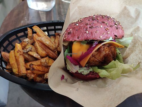 Burger at Gurou Street Food in La Rochelle