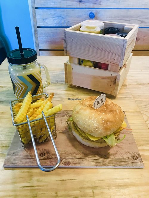 Vegan burger  at Izzy's Market Vegetarian Boutique in Vila Do Bispo