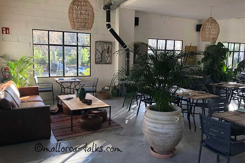 Lightflooded restaurant with vegan options at Es Taller in Valldemossa