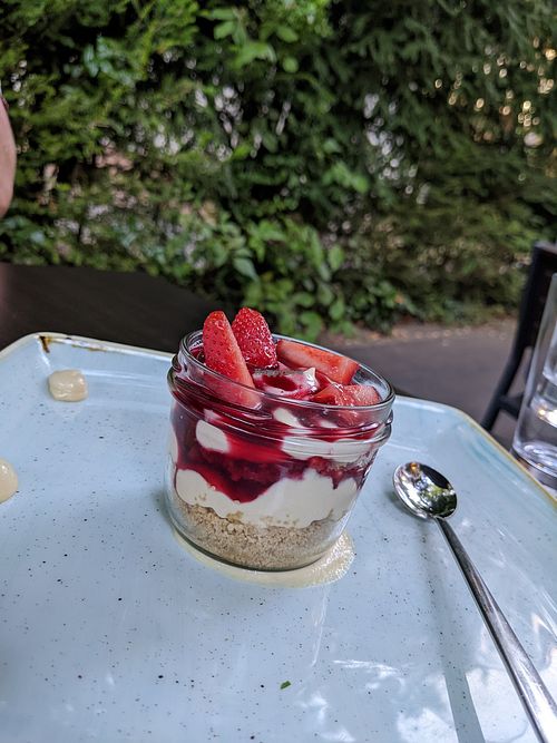 Strawberry crumble at Kuli Alma in Frankfurt