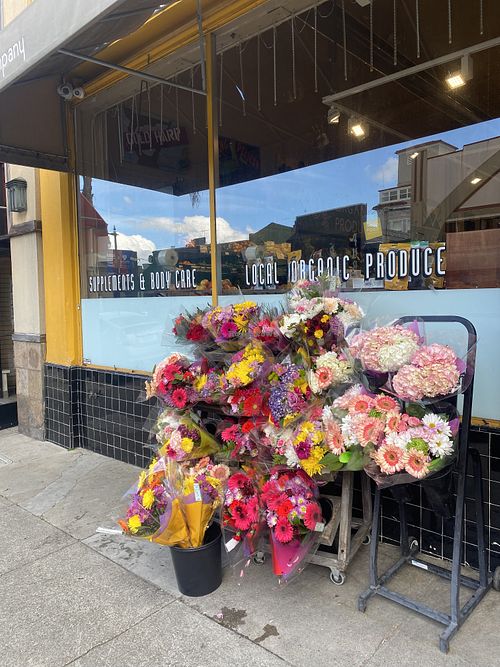 Organic Produce Spotted and Lovely Flower Display 💐  at Real Food Company - Russian Hill in San Francisco