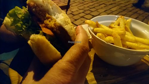 Burger at Mavra Café Design Workshop in Istanbul