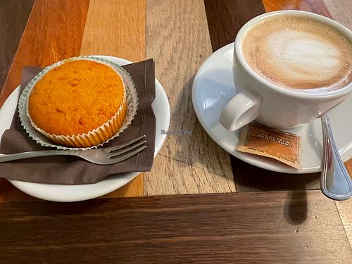 Cappuccino di avena e tortino alle carote vegano  at The Coffee Box in Padua