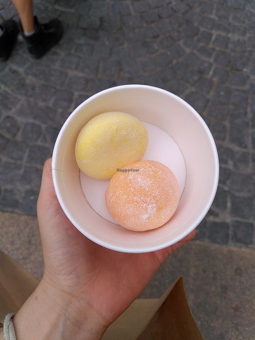 Mochis : yuzu/lemon and mango/passion fruit at La Cantine Viêtgétarienne in Bordeaux