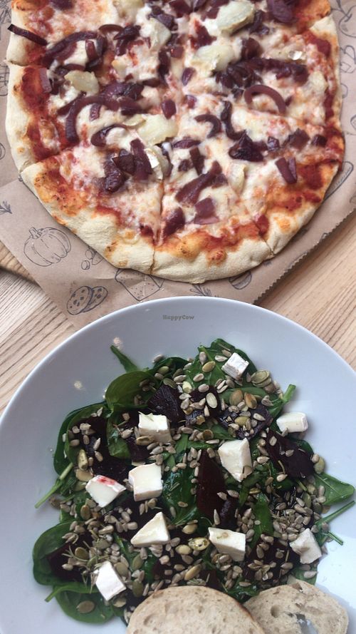 Wegetariańska: pizza z kozim serem lub sałatka z marynowanym burakiem  at Cukru Cafe in Jelenia Gora