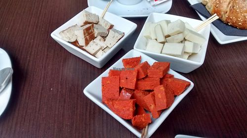 Tapas: blue cheese, chorizo, smoked tofu with almonds at B12 in Girona