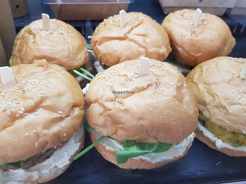 Vegsn burger display at Cailloce Gourmet in Auray