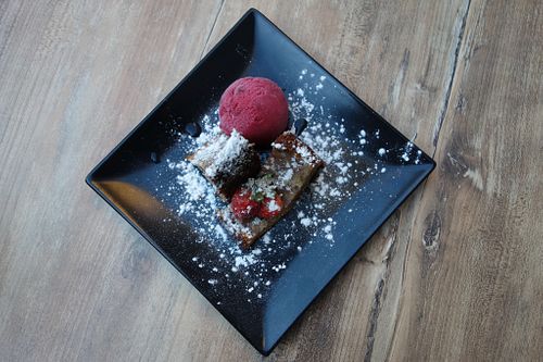 Banana cake with fresh strawberries and strawberry sorbet (all vegan) at Chez Ama in Aix-en-provence