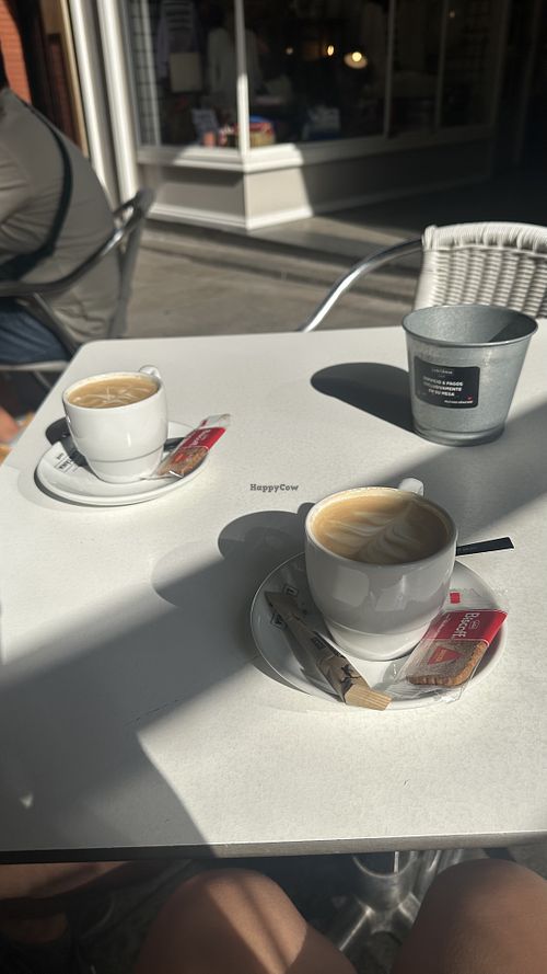 Café con leche de soja. El único sitio que encontramos con opciones y pone “dog friendly”. El camarero muy agradable  at Lusitania Cafe in Ferrol