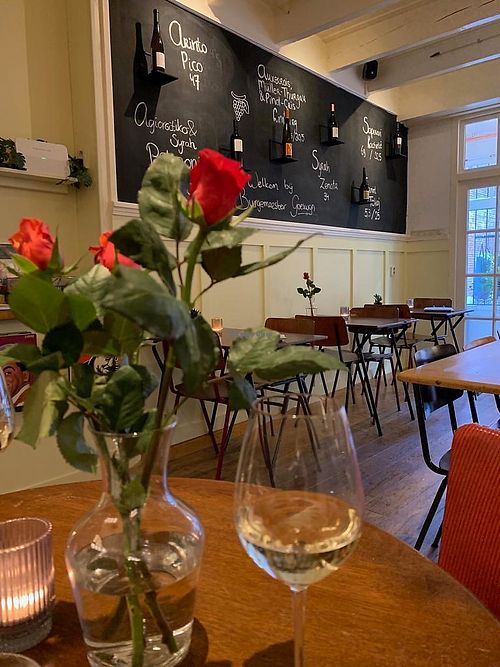 Wine wall at Wijnbar Goeswijn in Leiden