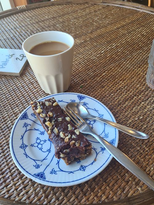 Delicious moist banan cykel with chocolate frosting, and coffee with oatly barista at Søster Sidevind in Samso