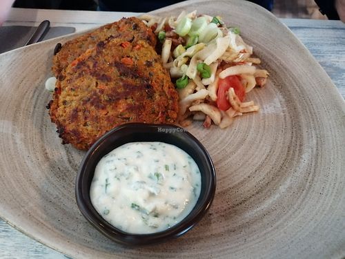 Süßkartoffel Bratlinge mit Dip und Fenchelsalat at Dii:ke in Sankt Peter-ording