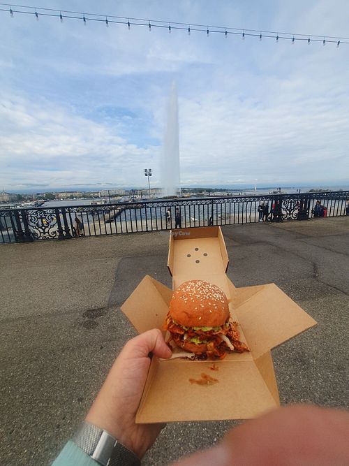A burger, take-away at Gives a Fork in Geneva