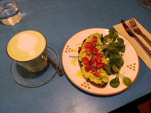 Té matcha e tosta de aguacate con tomate at El Perro De Pavlov in Madrid
