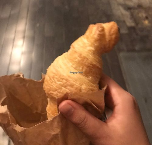 Cornetto vegano vuoto, morbido e poco zuccherato. Buono (prezzo 1,40€)  at Caffe e Cucina Scambio in Bologna