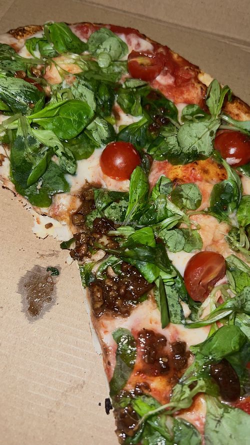 pizza base de tomate con cherrys, canónigos, vinagreta y queso vegano 10/10  at GALiPiZZA in Ribadeo