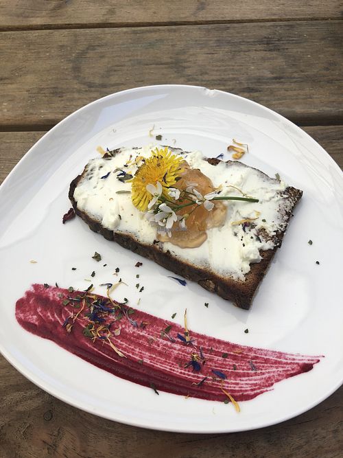 Blumen auf‘s Brot! at Weinstube Alte Henne in Ahorn