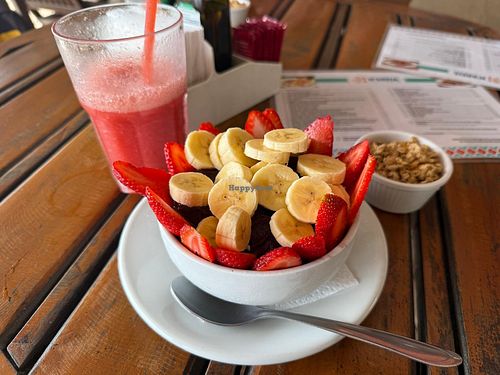 Açai with granola and strawberry with mango and strawberry smoothie 🥰 at Creperia N'Areia - Pereque in Ilhabela