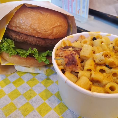 Classic chick-a-bee & omnivore Mac & cheese at Honeybee Burger in Los Angeles