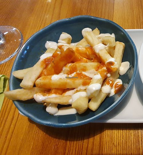 PATATAS BRAVAS DIRTY FRIES (VE)
Fries topped with tomato & smoked paprika sauce, vegan mayo and Cajun seasoning at Harvester Quayside - Mediacityuk in Manchester