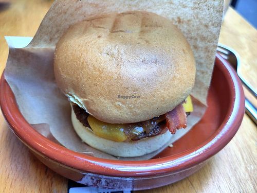 Bacon burger at Mōpa in Paris