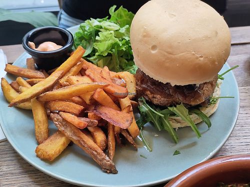 Burger at Mōpa in Paris