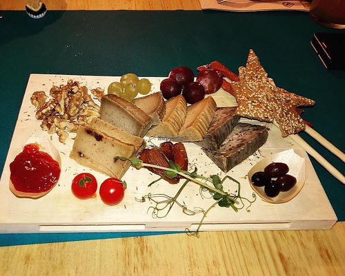 Tabla de queso vegano 🤤 at CactusCat Bar in Barcelona