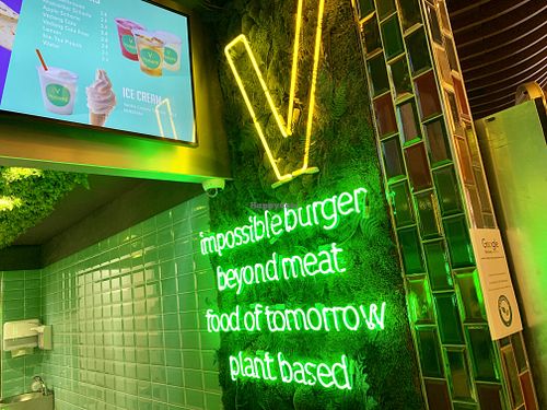 store front at Vedang - green burger | Mall of Berlin in Berlin