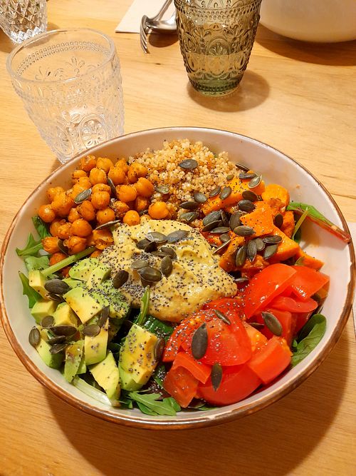 Buddha bowl con garbanzos asados 😋 at Bar Hola Flora in Burgos