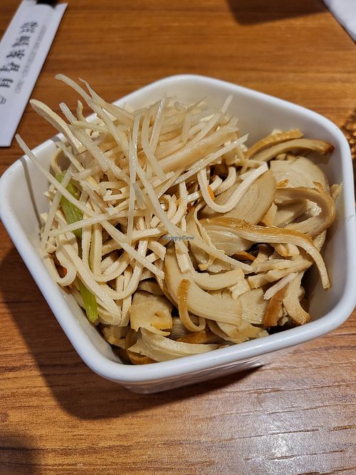 Half shredded tofu with ginger and half vegan smoked goose at QīngChūn Sù Miàn Xiàn - 青春素麵線 - Ching Chun in Taipei