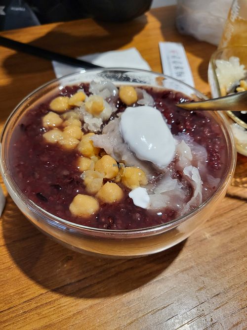 Purple rice with chickpeas, white fungus at QīngChūn Sù Miàn Xiàn - 青春素麵線 - Ching Chun in Taipei