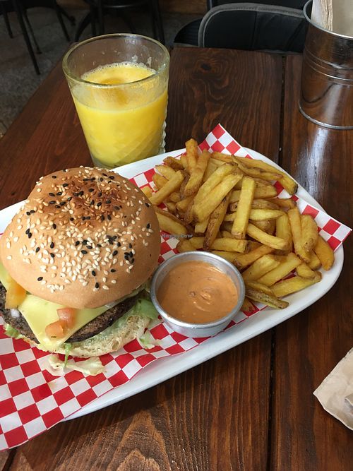 Mathmatics burger with cheese and juice of the day at Vegan Junkies in Lisbon