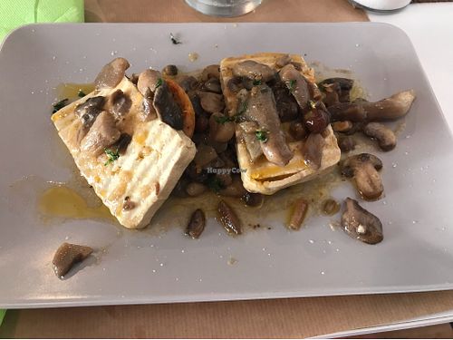 Grilled tofu with mushrooms (vegan) at Verde Gourmet in Jerez