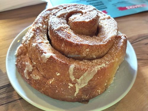 Cinnamon roll at EnVie Vegan in Geneva