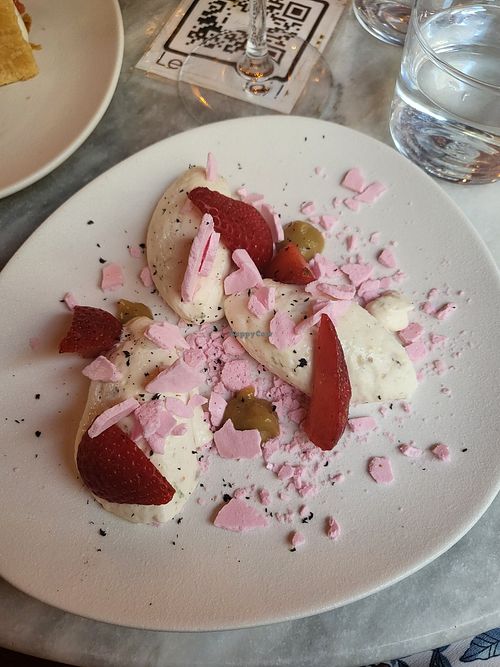 Pink pavlova at Bloomy in Toulouse
