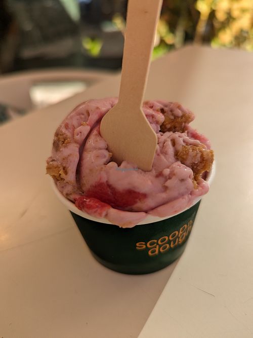 Raspberry cheesecake ice cream (vegan) at Scoop 'n Dough in Lisbon
