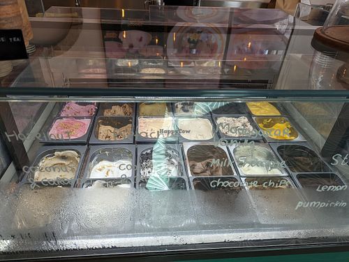 Ice creams and sorbets at Scoop 'n Dough in Lisbon