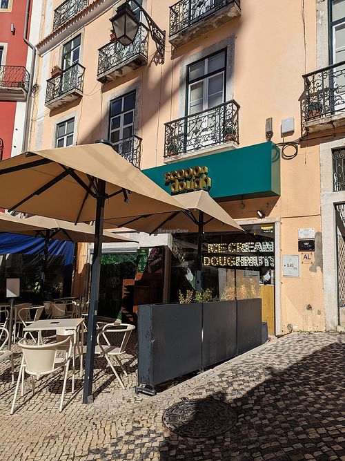 Exterior at Scoop 'n Dough in Lisbon
