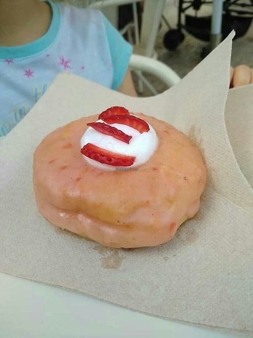 Strawberry and lemon at Scoop 'n Dough in Lisbon