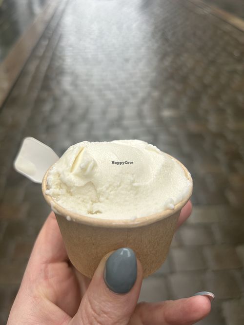 Coconut lime ice creamm  at Hallaisen in Bergen