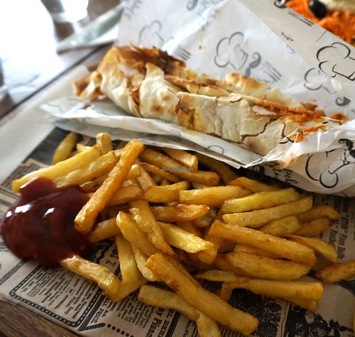 Vebmacoun (Turkish Pizza) at Bulldog Vegan in Paris