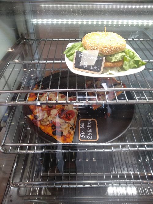 Pizza, burger at Level Up in Bucharest