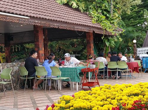 Alfresco dining area at Rai Chanram in Phetchabun
