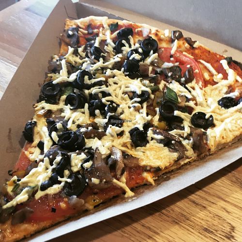 vegan pizza at Mother's Market in Huntington Beach