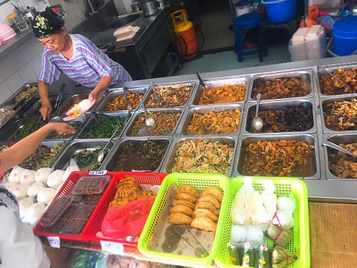 New dishes seem to come out every 5 minutes. Don’t look b4 you leave or you’ll go for round two!  at Meo Heong Lum in Kuantan