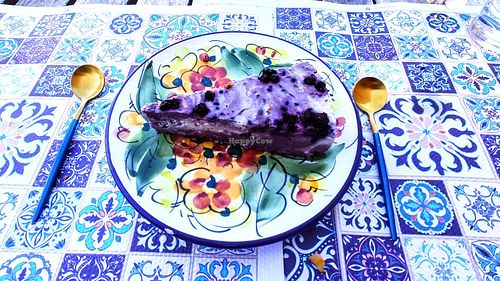 Pastel crudivegano de arandanos at Cote Cafe in Zarzalejo