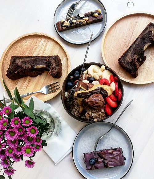 Snickers Bowl and cakes at Plants & Cakes in Frankfurt